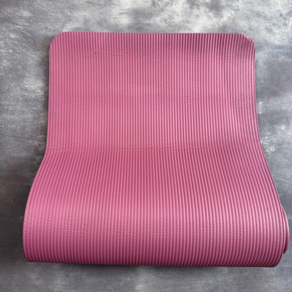 بساط يوغا وسط