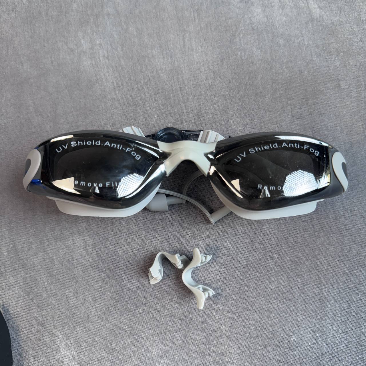 نظارات سباحة مع علبة