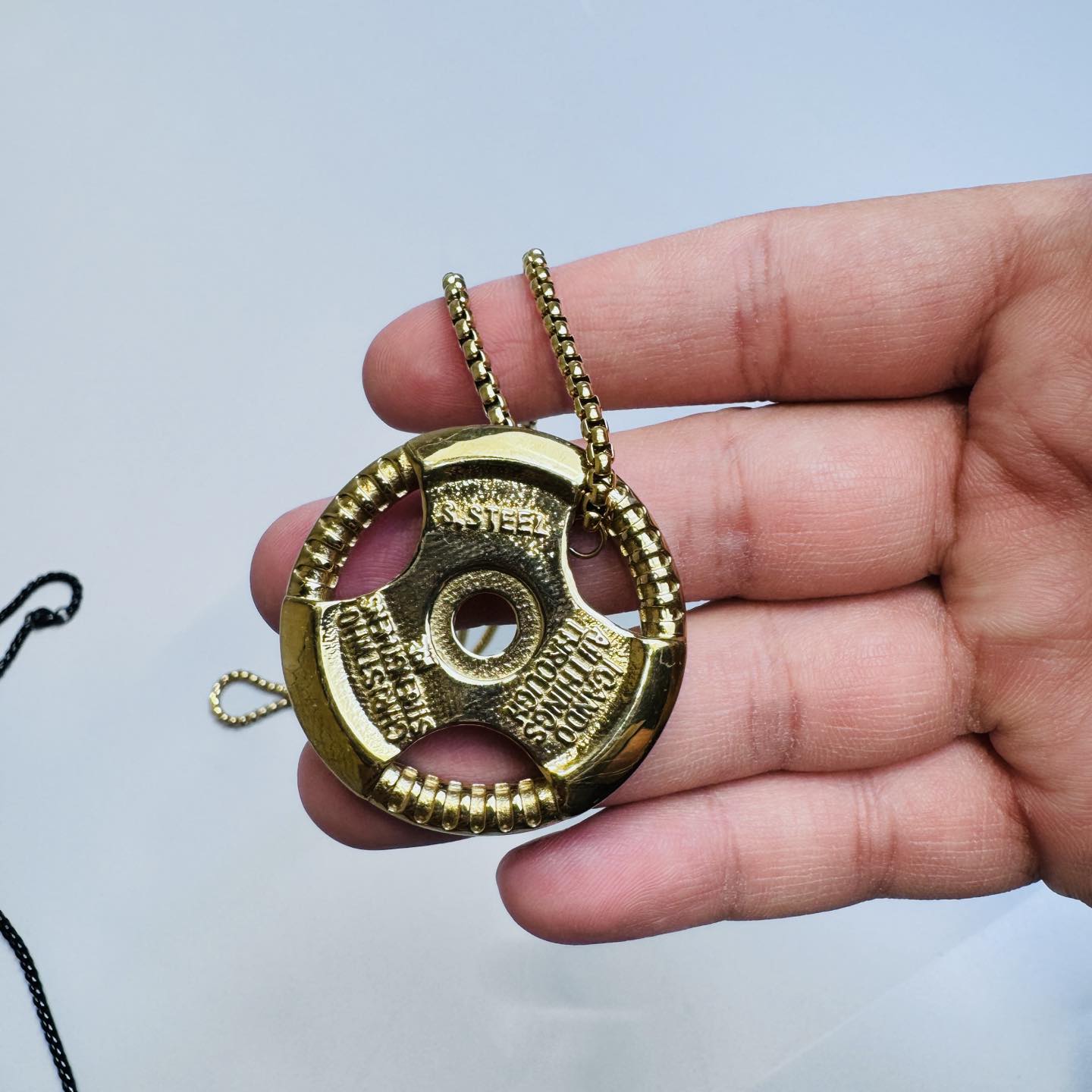 قلادة قرص كبير