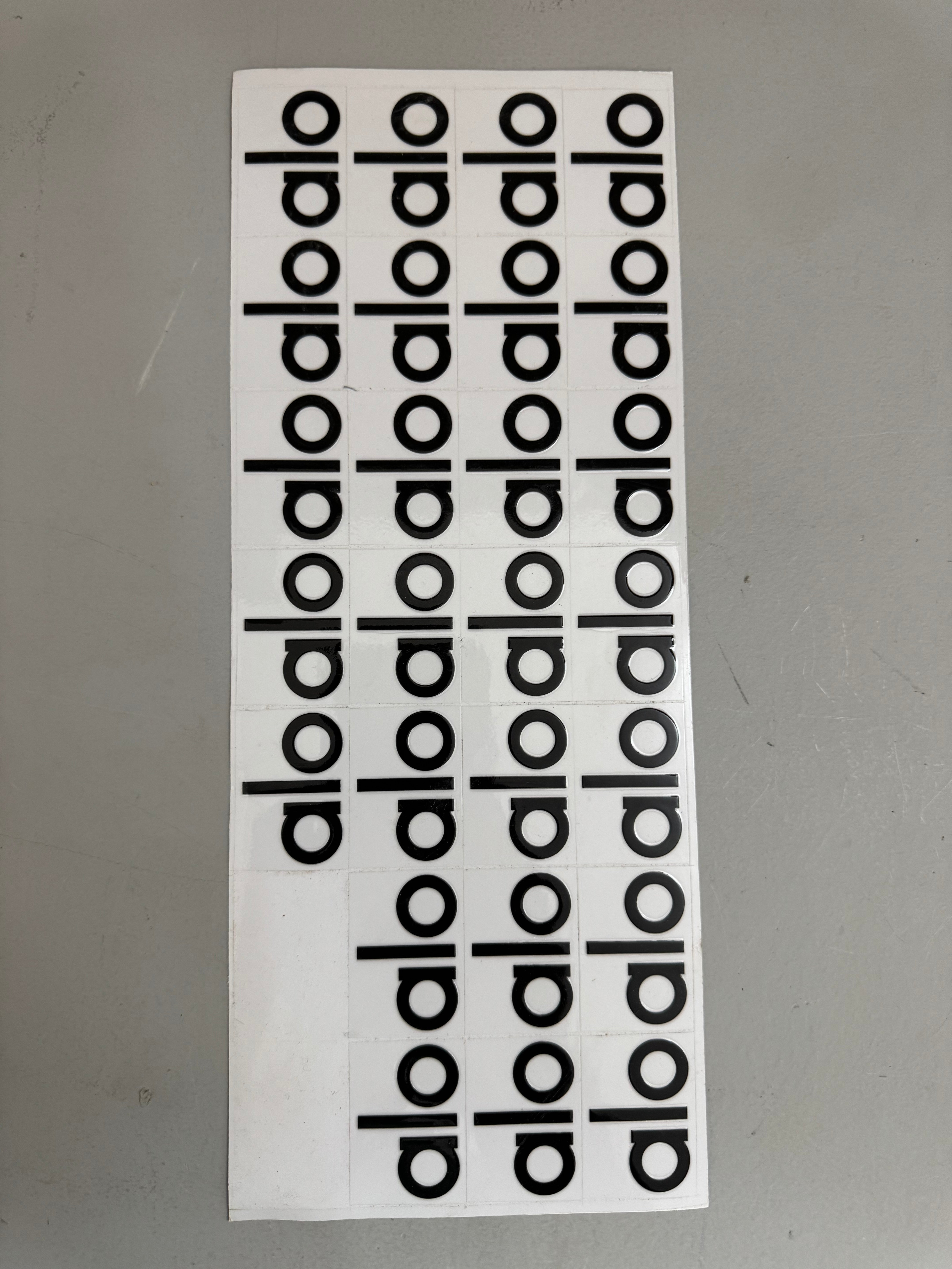 ستيكرات قابلة للصق