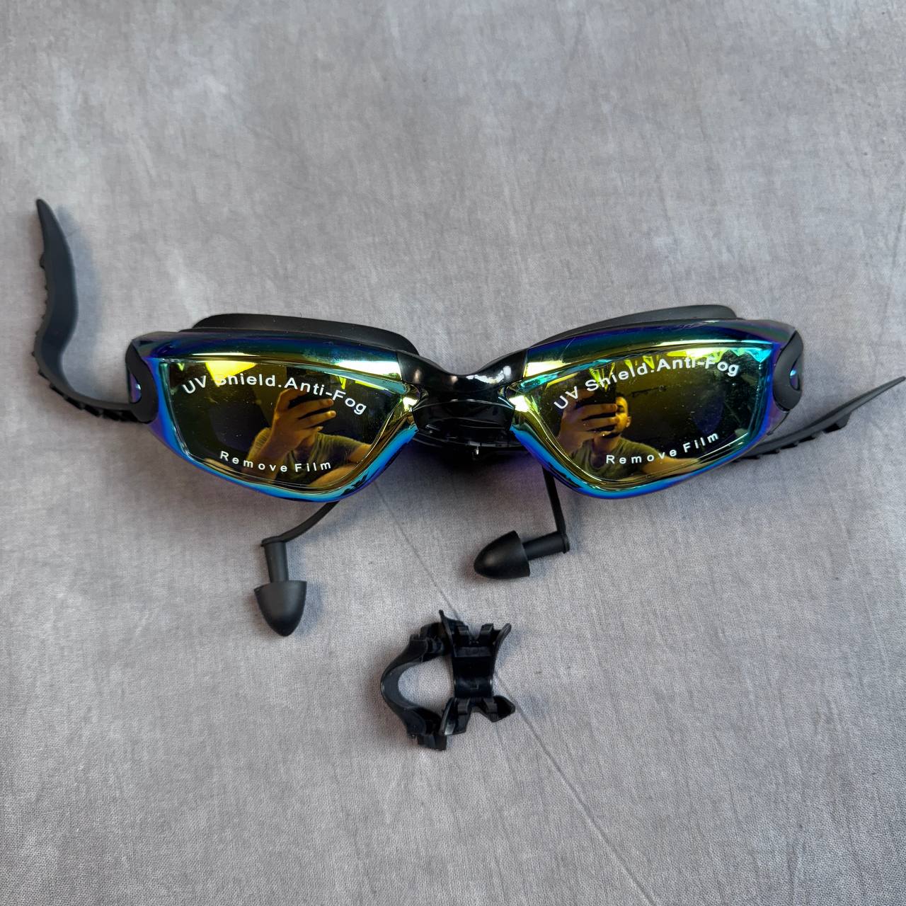 نظارات سباحة مع علبة