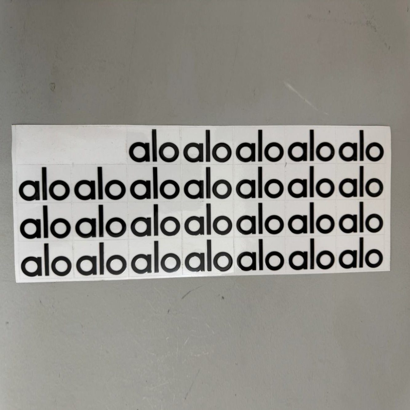 ستيكرات قابلة للصق