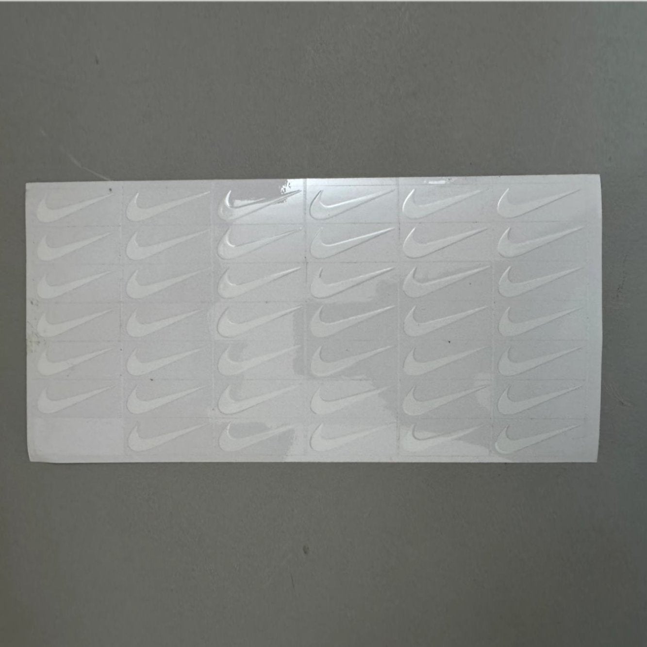 ستيكرات قابلة للصق