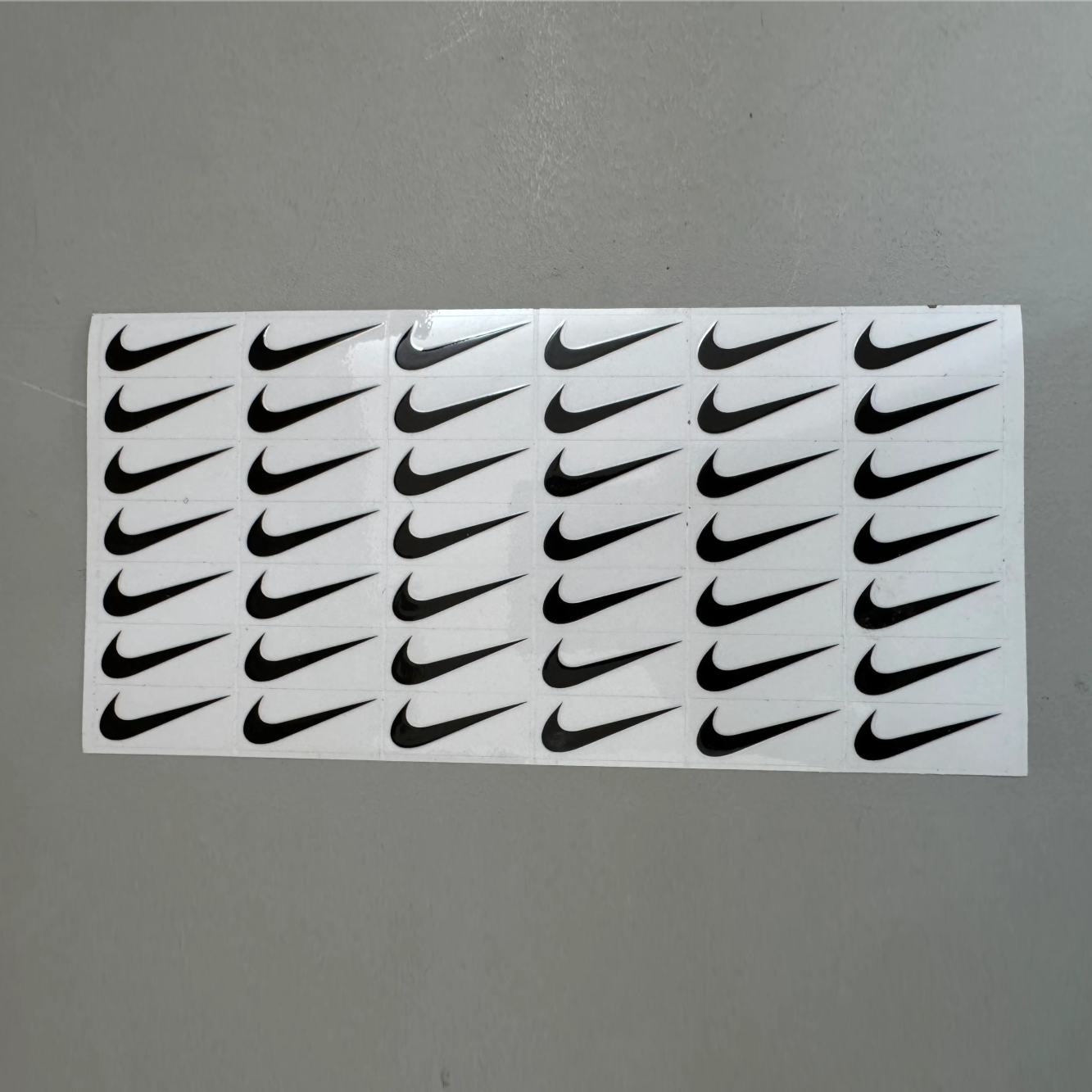 ستيكرات قابلة للصق