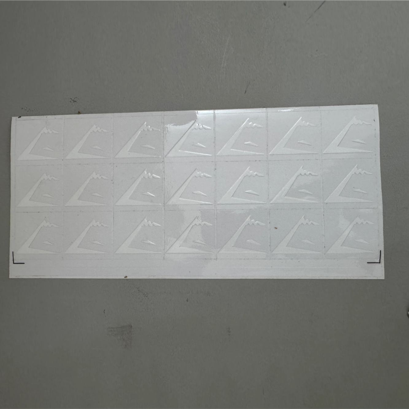 ستيكرات قابلة للصق