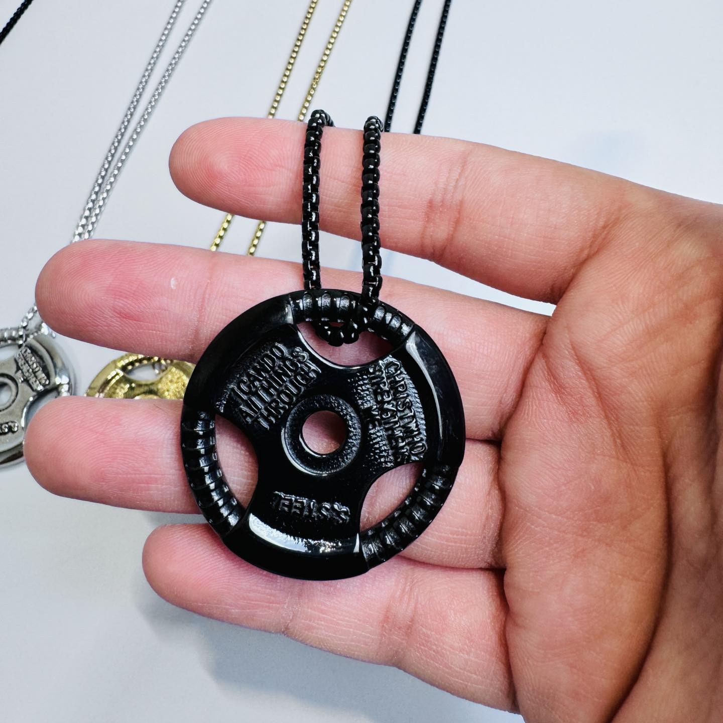 قلادة قرص كبير