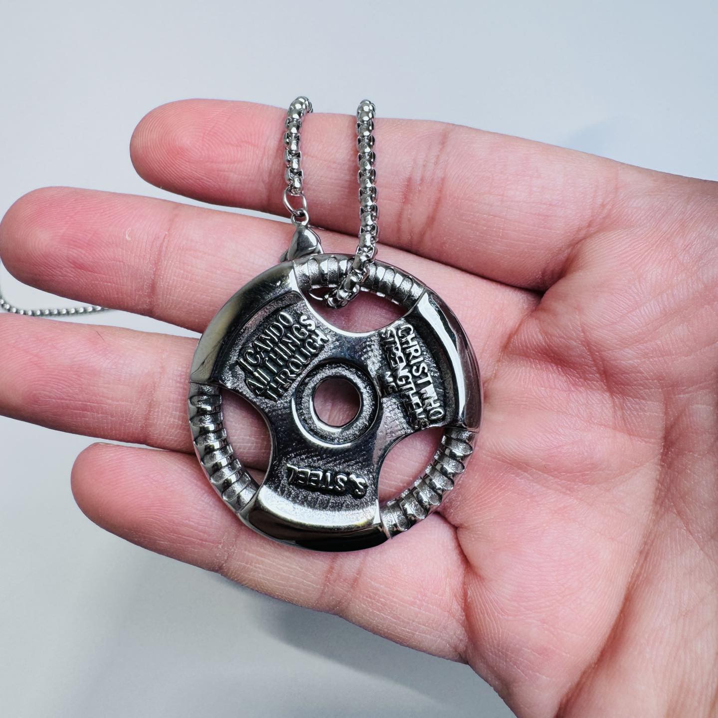 قلادة قرص كبير