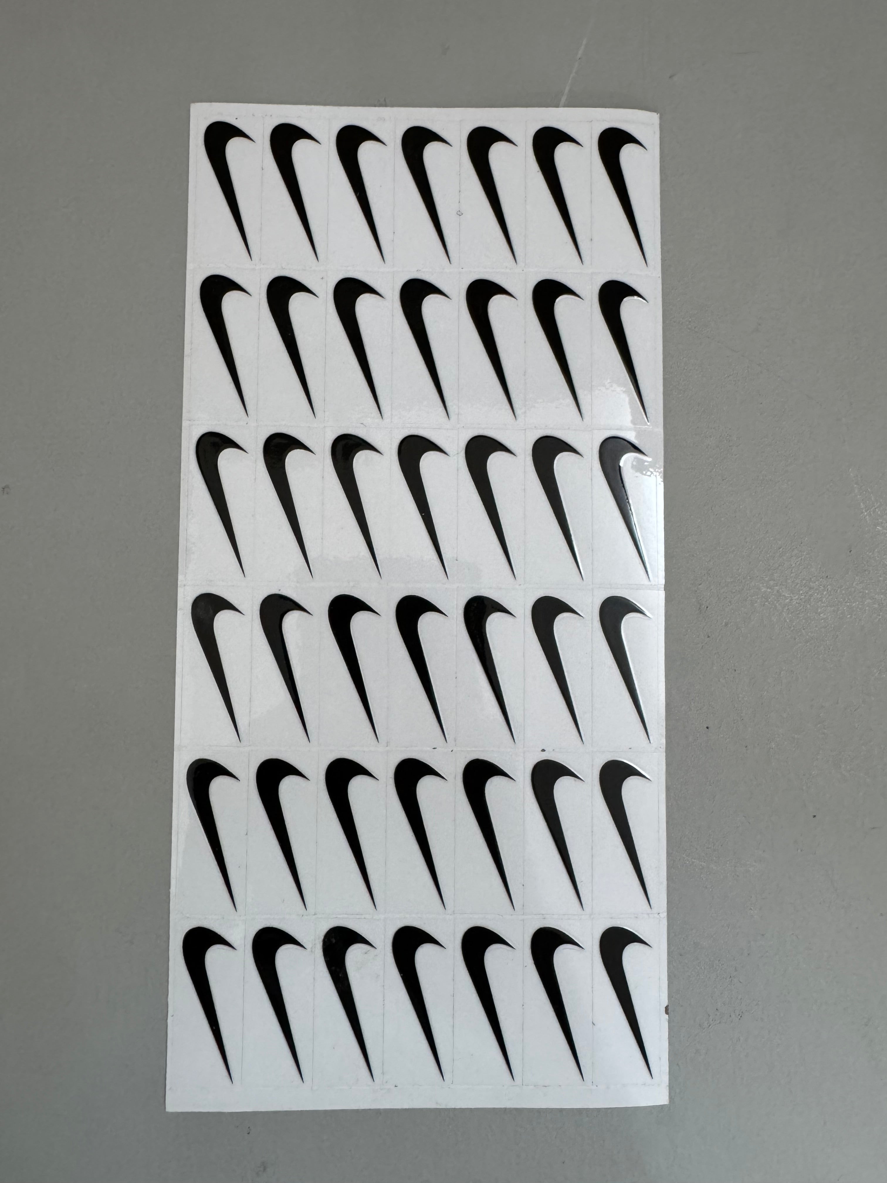 ستيكرات قابلة للصق