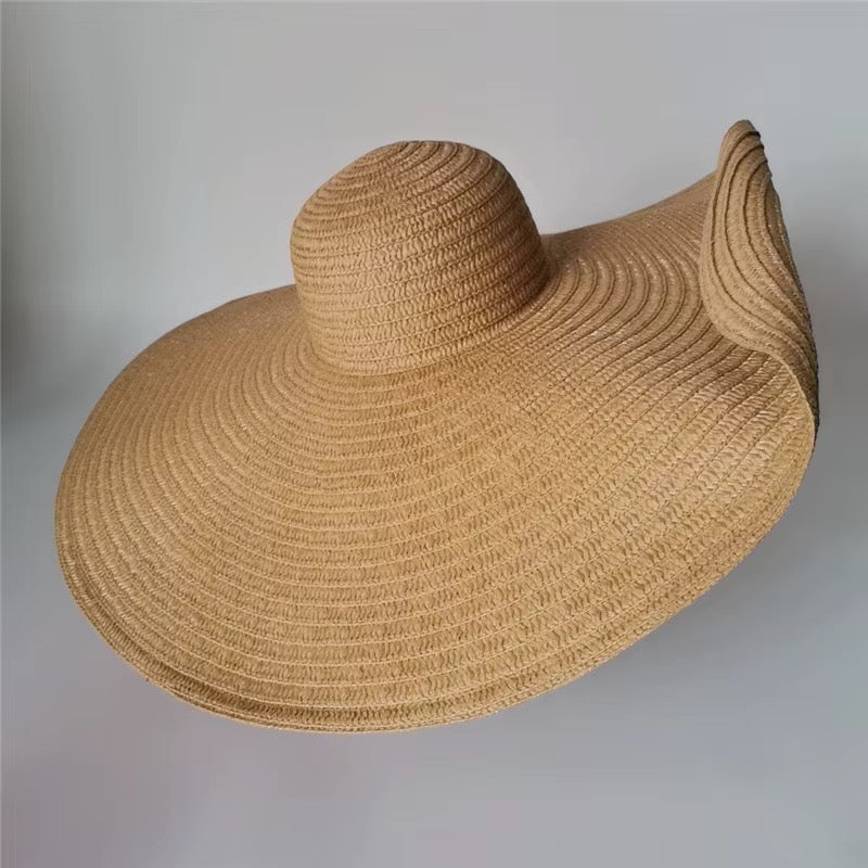 قبعة شمسية عريضة